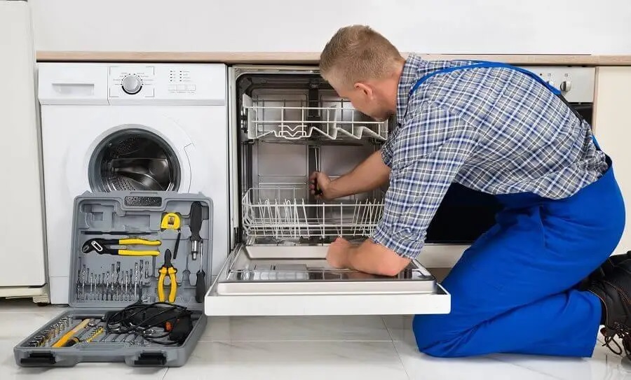 Konak Midea servisi teknisyen ekibi beyaz eşya tamiri yaparken